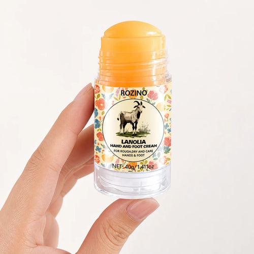 Bastão ROZINO LANOLIA na mão mostrando a escala do produto