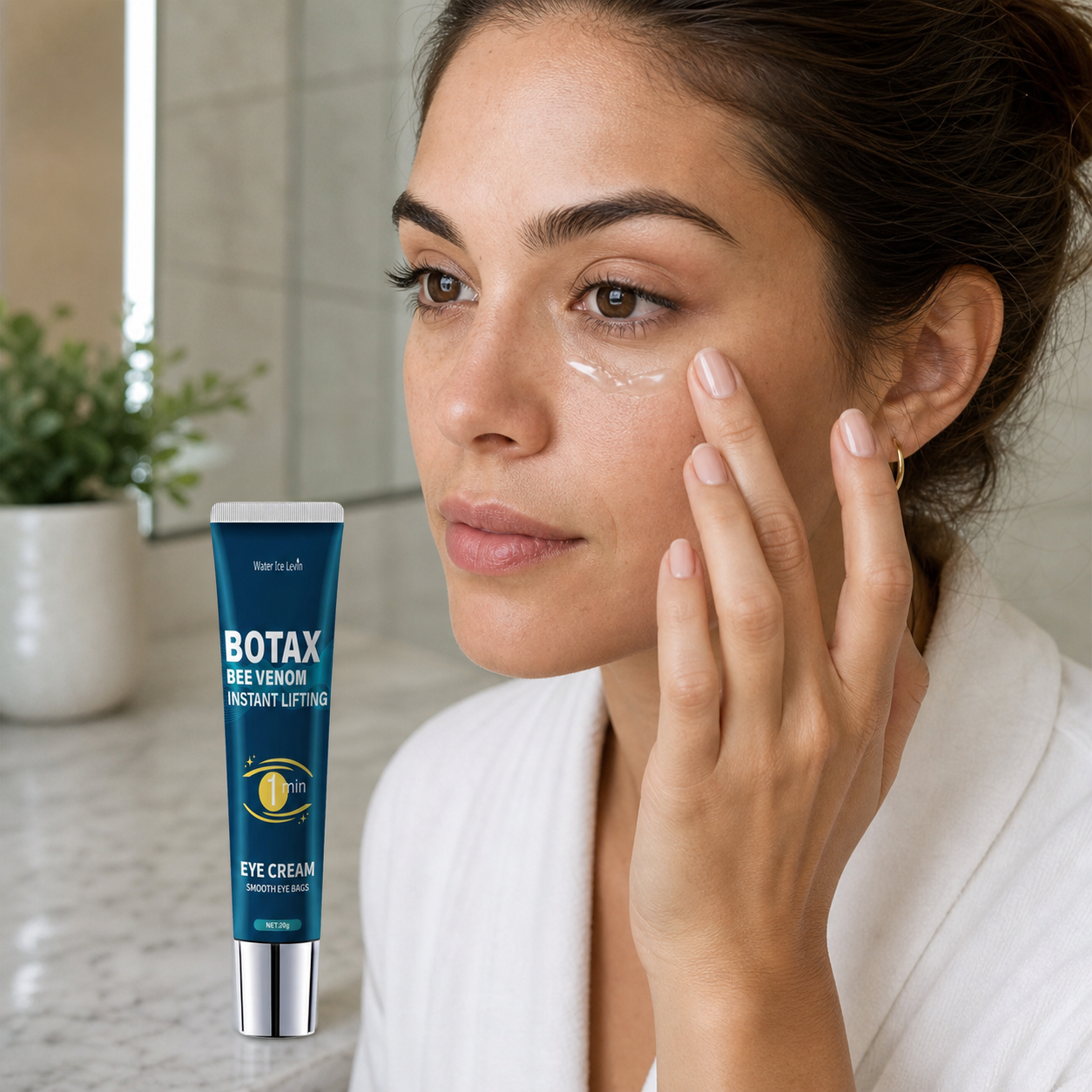 Mulher aplicando gel abaixo dos olhos