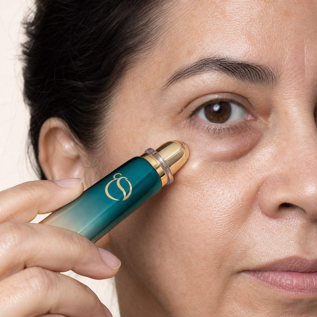 Aplicação do Roll-on Olyonze Olhar Leve no contorno dos olhos