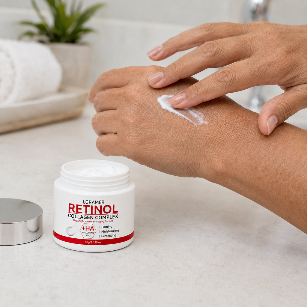 Mulher espalhando creme no dorso da mão