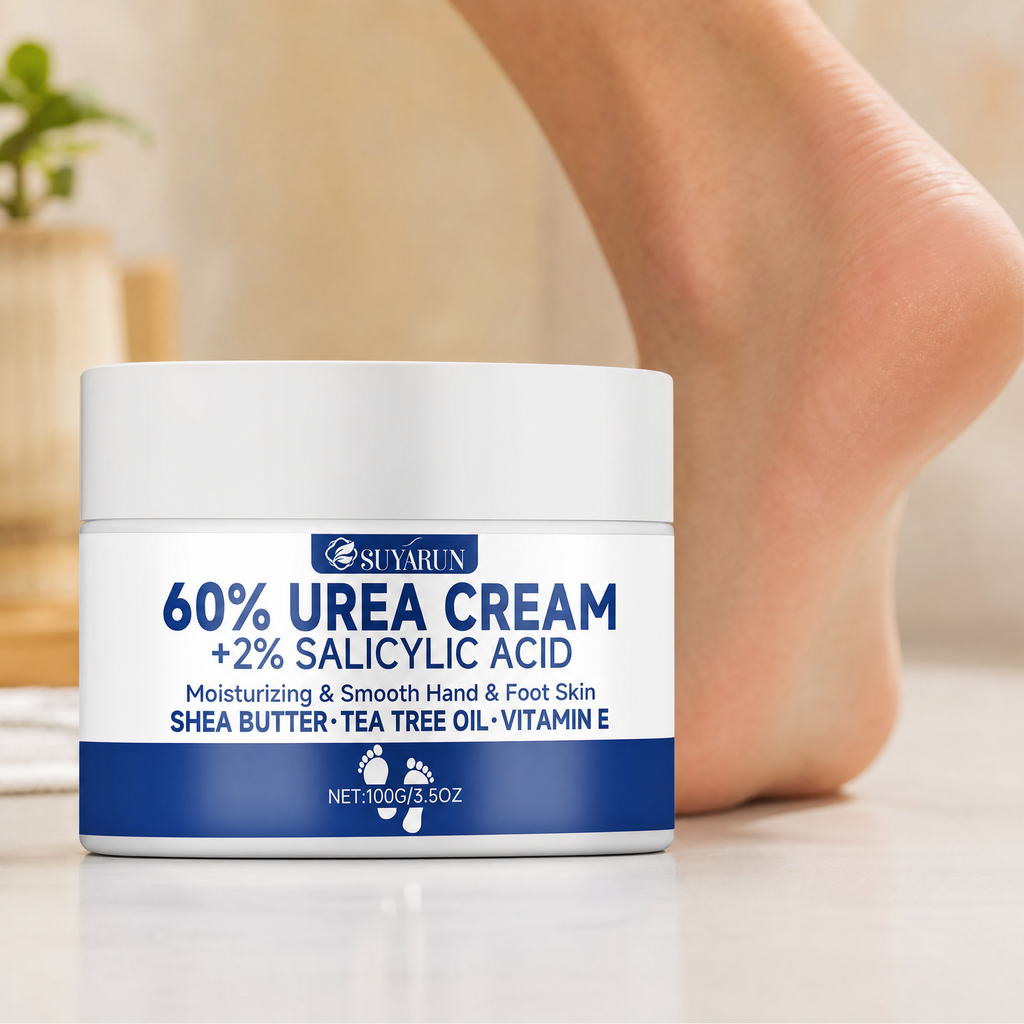 Pote do creme em primeiro plano com um pe ao fundo